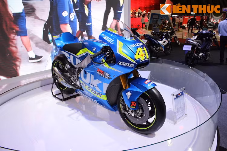 Vào ngày 6/3/2015, Suzuki đã chính thức công bố GSX-RR cùng với đội đua mới Team Suzuki Ecstar ngay trước đầu mùa giải, gồm có 2 tay đua là Aleix Espargaro và Maveric Vinales.