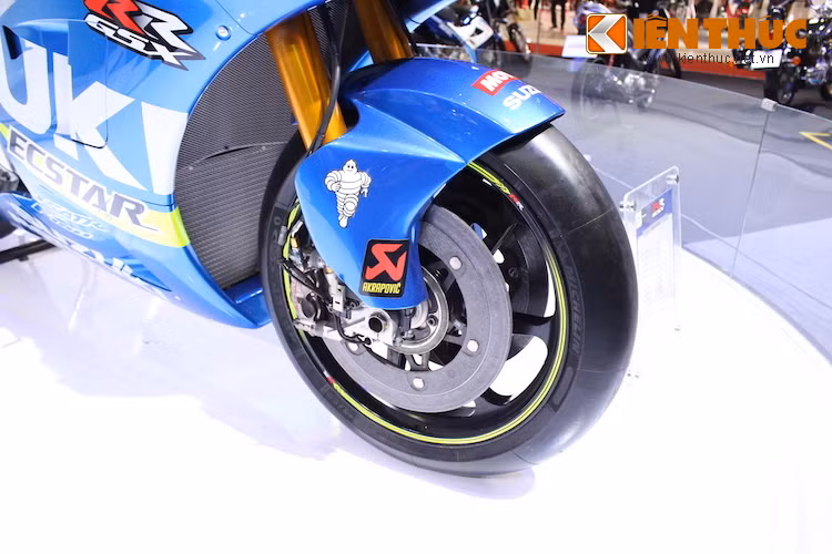 Giống như những chiếc siêu môtô đua khác trên đường đua MotoGP, Suzuki GSX-RR cũng được thiết kế hoàn hảo một cách tối đa, sử dụng hàng loạt các phụ tùng "hàng khủng" từ các hãng tên tuổi như phanh Brembo đĩa gốm-Carbon, phuộc Ohlins, mâm Marchesini...