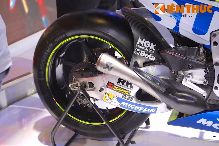 Thay vì sử dụng lốp Bridgestone "nội địa" như đối thủ đồng hương Honda, Suzuki đã nhờ tới hãng lốp Pháp Michelin để cung cấp lốp cho GSX-RR. Trong khi đó, ống xả của xe có cấu trúc 4-to-1 và sản xuất bởi Akrapovic.