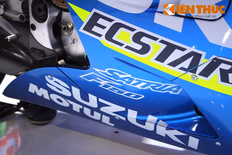 Tem đấu của GSX-RR có tông màu chủ đạo là xanh, với những đường kẻ thân xe trắng/vàng. Ở cuối quây gió có logo của Suzuki Satria F160 (hay Raider 150 ở Việt Nam), do Suzuki Indonesia chính là nhà tài trợ chính cho đội đua.