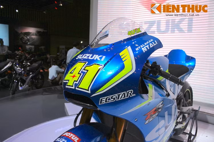 Chiếc Suzuki GSX-RR vừa được nhập về Việt Nam có số 41, như vậy đây là chiếc xe được hiệu chỉnh để dành cho tay đua Aleix Espargaro. Đồng thời, nó cũng là phiên bản mới nhất dành cho mùa giải 2016 của Suzuki.