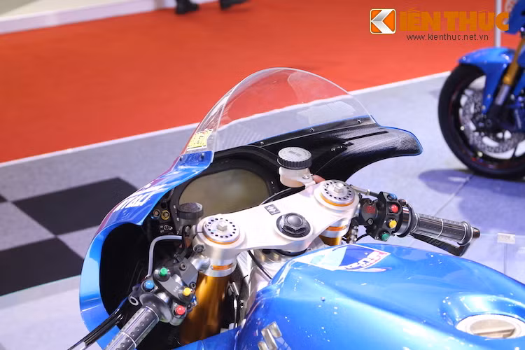 So với chiếc GSX-RR của mùa giải năm ngoái, GSX-RR năm 2016 chỉ đổi sang sử dụng hệ thống ECU mới của Magneti Marelli, trong khi có kiểu dáng và các "số đo" y hệt. Trên phiên bản GSX-RR 2016, Suzuki đã sử dụng loại hộp số "siêu mượt" với một cần gạt đặc biệt nằm cạnh cùm công tắc trái, nhằm giúp quá trình chuyển số không bị giật và động cơ luôn truyền sức mạnh tới bánh sau mọi lúc.