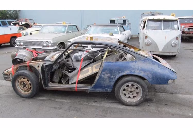 Khi được một nhà sưu tập tại Mỹ phát hiện ra cách đây vài năm, chiếc xe đua Porsche 911 S/T đời 1991 chỉ là một đống "sắt vụn" đúng nghĩa. Vào lúc này, chỉ còn thân xe và chassis còn được giữ lại, mọi bộ phận khác như các cửa, phần đầu, cản trước sau, động cơ... đã bị "rã xác".