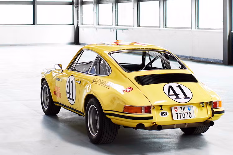 Theo Porsche Classic, việc phục chế chiếc xe là một thử thách thực sự, đặc biệt là ở phần thân xe. Không chỉ bị "nâng đời" lên phiên bản 911 930 cao hơn sau đó, chiếc 911 S/T còn từng trải qua một tai nạn. Có lẽ chính tai nạn này đã đưa nó tới bãi rác xe hơi.