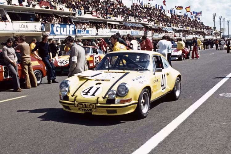 Dựa trên cơ sở dòng 911 2.5S, 911 2.5 S/T là phiên bản đua đặc biệt, được sản xuất giới hạn dành cho những người muốn tham gia vào các thể thức đua Group 3 và Group 4.