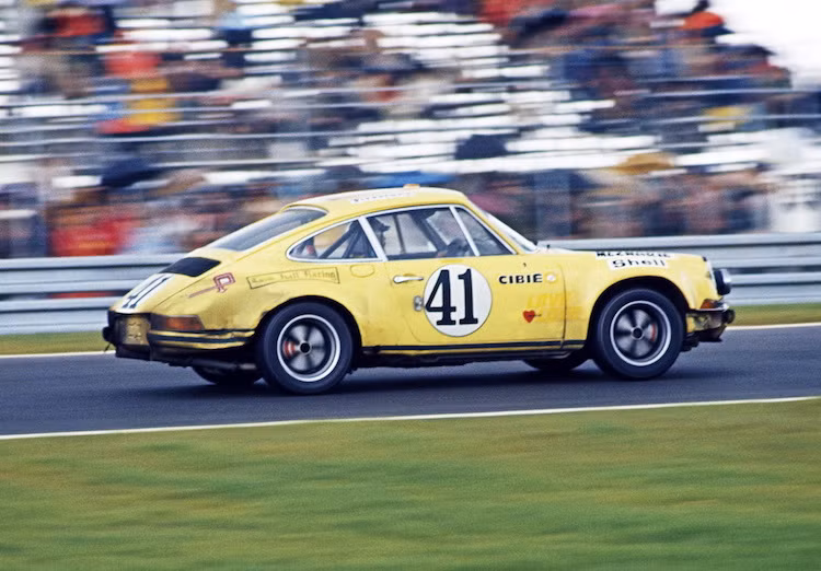 Chiếc 911 S/T "xác nát" đã được tay đua người Mỹ Michael "Mike" Keyser đặt hàng vào tháng 11/1971, sau đó ông đã cùng nó tham gia vào nhiều giải đua khác nhau và từng chiến thắng tại giải Le Mans 24h.