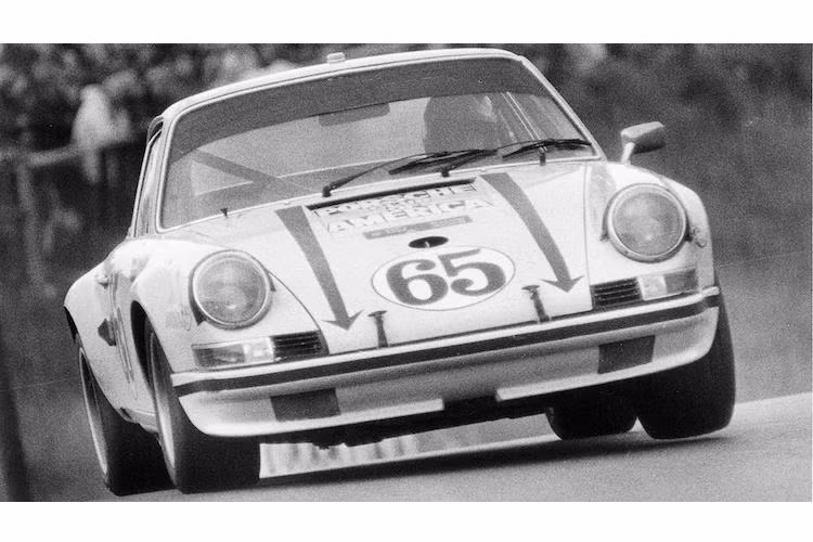 Nhận thấy giá trị thực sự của chiếc xe, nhà sưu tập này đã mua lại nó và liên hệ với Porsche Classic - bộ phận phục chế xe chính hãng của Porsche để "hồi sinh".