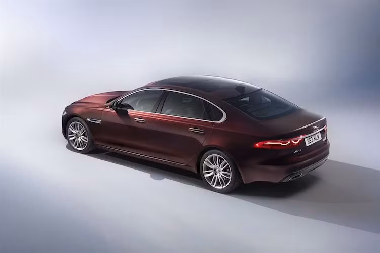 Toàn bộ các phiên bản đều sẽ sử dụng hệ dẫn động 4 bánh và hộp số tự động 8 cấp của ZF.