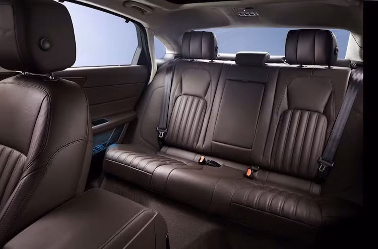 Đương nhiên với chiều dài cơ sở lớn hơn, hàng ghế sau trên XFL cũng rộng hơn phiên bản thường. Cụ thể hơn, khoảng trống cho đầu gối đã được nâng thêm 116 mm trong khi toàn bộ khoảng để chân lớn hơn 157 mm.