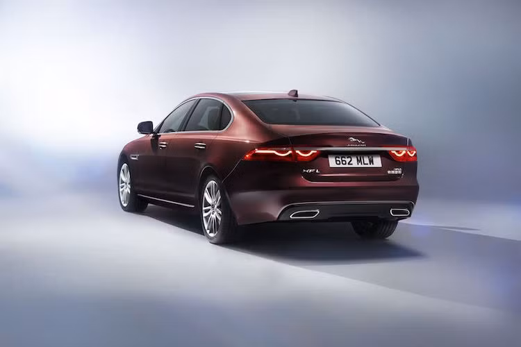 Về thiết kế, chiếc xe hoàn toàn giống như những phiên bản khác, ngoại trừ cửa sau dài hơn.