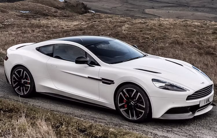 Carbon Edition là model đặc biệt ra mắt vào năm 2014 của dòng xe Vanquish thế hệ mới, vốn đã có mặt từ năm 2012. Chiếc xe được bán với 2 phiên bản là Carbon Black và Carbon White, với sự khác biệt chỉ nằm ở màu sơn trắng hoặc đen.