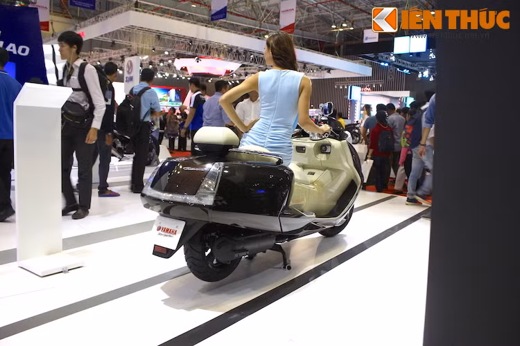 Ở phía sau của Maxam được thiết kế vuông vức với cặp đèn hậu đặt dọc LED nối liền với nhau, dễ dàng khiến người ta liên tưởng tới những chiếc xe sang Cadillac Mỹ.