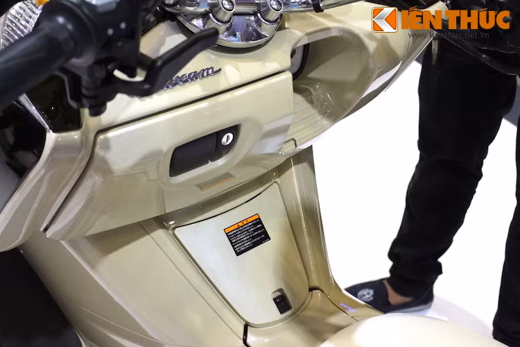 Tuy nhiên, hốc ổ khóa của chiếc xe được Yamaha thiết kế khá thiếu khoa học khi quá to, khiến hộp chứa đồ sau yếm của xe bị giảm thể tích đi khá nhiều, dù vẫn rộng hơn những chiếc maxi scooter khác. Maxam cũng có bình xăng đặt ở sàn xe và không cần mở yên để nạp xăng.