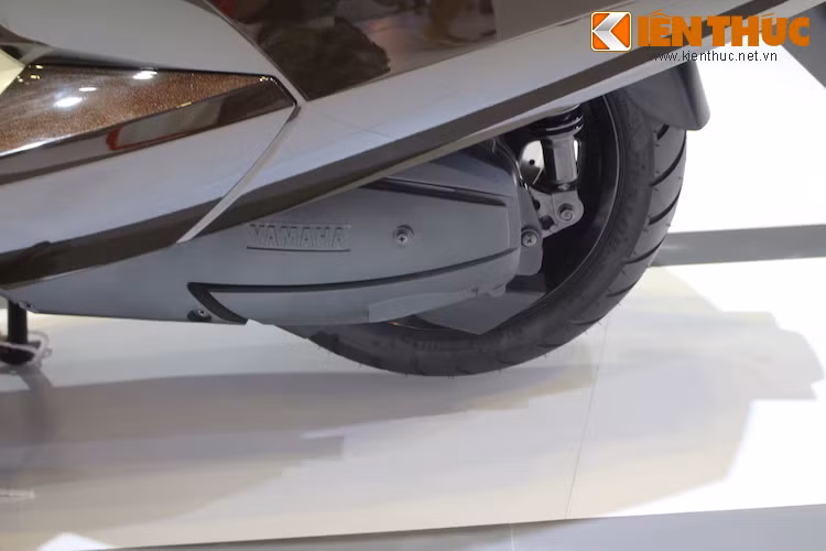 Dù có kích thước và trọng lượng lớn lớn nhưng Maxam chỉ sở hữu khối động cơ 248 cc 1 xi-lanh DOHC có công suất chỉ vẻn vẹn 20 mã lực. Theo Yamaha, chiếc xe tiêu thụ khoảng 3,92 lít/100 km.