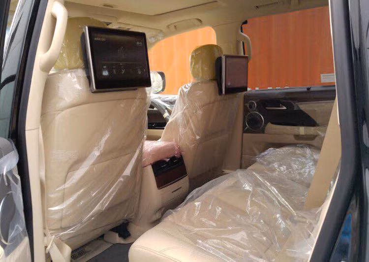 Hàng ghế sau được trang bị hai màn hình giải trí tinh thể lỏng độ phân giải cao 11,6 inch cùng hệ thống điều hòa công nghệ mới. Hệ thống âm thanh vòm 19 loa Mark Levinson 3 chiều, có thể tích hợp với tính năng Bluetooth và chế độ AV trên điện thoại di động...