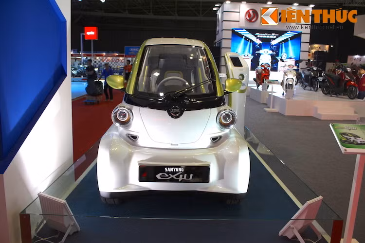 Theo SYM giải thích, chữ EX trong tên gọi của xe có ý nghĩa là "Experiment" (thí nghiệm), trong khi "4u" nghĩa là "dành cho bạn". Hãng muốn hướng xe ôtô điện EX4u trở thành một phương tiện di chuyển cá nhân thành phố.