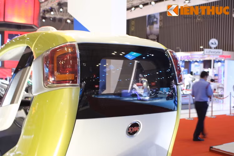 Ở phía sau, đèn hậu của EX4u có dạng LED hình chữ C và được đặt lên nóc xe, khiến những người điều khiển các phương tiện khác dễ dàng phát hiện ra nó hơn khi đi trong đêm.