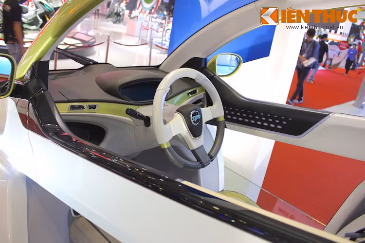 Có chiều dài hẹp nên vị trí ngồi của EX4u sẽ nằm ở chính giữa. Trước mặt người lái là một vô-lăng cùng bảng đồng hồ kỹ thuật số. Cabin của xe chỉ được ngăn với thế giới bên ngoài qua 2 chiếc "cửa" dạng thanh mở lật tương tự các siêu xe hàng đầu.