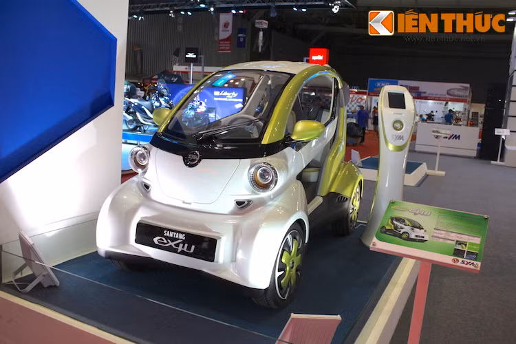 Bên cạnh Yamaha với chiếc ATV Wolverine, hãng xe máy Đài Loan SYM là thương hiệu duy nhất trưng bày một mẫu xe 4 bánh với chiếc xe điện ý tưởng SYM EX4u.