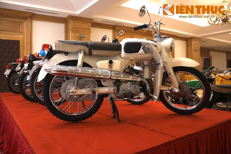 Bộ sưu tập này hội tụ đủ cả 2 chiếc S65, trong đó một chiếc màu trắng có "option" yếm cực hiếm. Trải qua hơn 50 năm, chiếc xe vẫn giữ lại được màu sơn và cặp yếm "trắng tinh khôi".