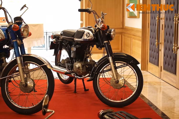 Bước vào thập niên 70, Honda đã tiếp tục tung ra một dòng xe côn tay phân khối nhỏ mới là CD50/CD70 và CD90. So với những chiếc SS trước đó, dòng CD sử dụng chung kết cấu khung thép gập và động cơ, nhưng có nhiều vỏ nhựa ốp hơn ở 2 bên thân xe.