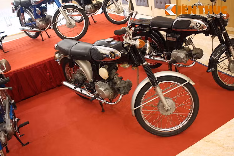 Thay vì động cơ 49 cc như S50 hay SS50, S90 có dung tích xi-lanh được nâng lên thành 89,6 cc, giúp chiếc xe có thể đạt được công suất lên tới 8 mã lực. Xe còn một số biến thể khác, chẳng hạn như CS90.