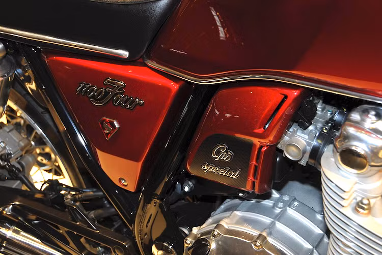 Trong đó, nổi bật nhất phải kể tới bộ tem nổi "hàng độc", sử dụng đúng font chữ và biểu tượng giống như CB750 Four năm nào. Phần số cũng đã được đổi thành 1100 để phù hợp với dung tích động cơ của xe.