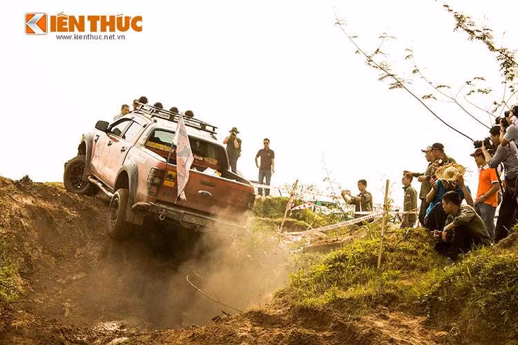 Nhân kỷ niệm 3 năm thành lập câu lạc bộ Thể thao Xe bán tải địa hình PVC, hàng trăm thành viên cùng hàng chục xe bán tải đã tụ tập tại bãi giữa sông Hồng, Hà Nội để "thi thố" tài năng offroad và ăn mừng sinh nhật CLB vào ngày 10/4/2016.