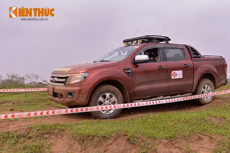 Trong đó, 2 hạng xe đầu tiên là những mẫu xe bán tải gần như nguyên bản và hạng 4x4 nâng cao hội tụ những chiếc xe đã được độ chuyên dụng. Khu vực bãi giữa sông Hồng cũng đã được bố trí thành một bài thi với đầy đủ các địa hình khó khăn, tương tự các giải offroad nhưu VOC hay RFC.