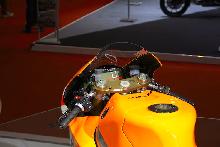 Nằm phía trước tay lái là một màn hình hiển thị đa thông tin, giúp Marquez có thể dễ dàng quan sát các thông số của xe khi thi đấu. Với nhiều bộ phận điều khiển bằng điện tử, các kỹ sư có thể dễ dàng "chạy phần mềm" để cấu hình chiếc xe phù hợp với từng điều kiện đường đua.