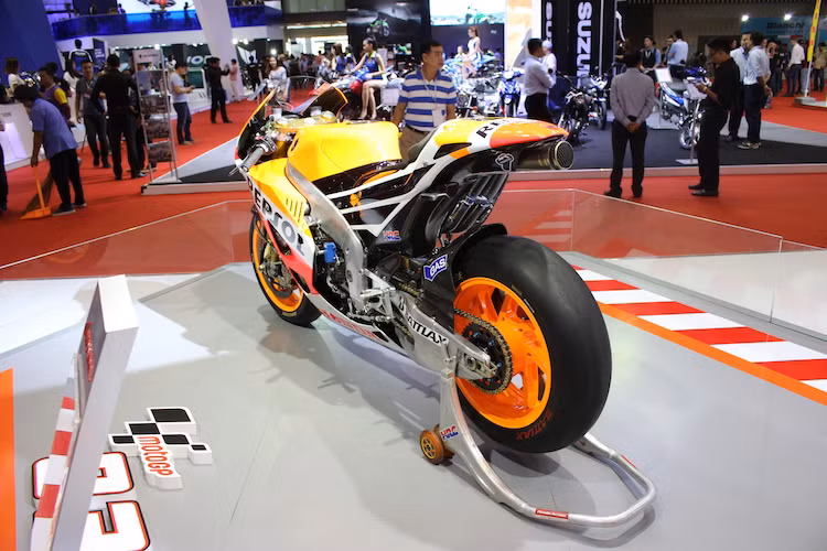 Cùng với RC213V, Honda đã có một mùa giải MotoGP 2015 tương đối thành công, với 2 tay đua Marc Marquez và Dani Pedrosa thi đấu cho đội Repsol Honda.