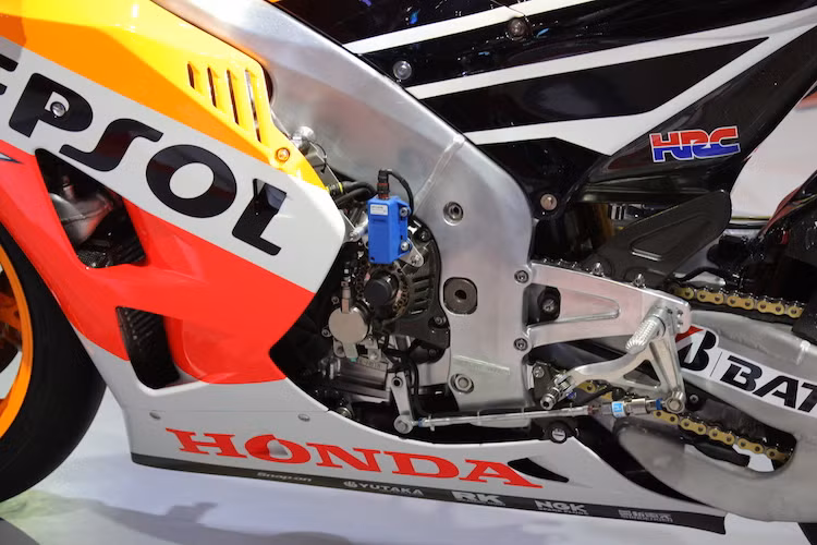 Với sức mạnh này, chiếc xe có thể bứt tốc chỉ trong khoảng 2 giây và đạt tốc độ tối đa ngoài 350 km/h. Động cơ được đặt trong một bộ khung nhôm có kết cấu Deltabox, và đồng thời cũng đóng vai trò là một cơ cấu chịu lực.