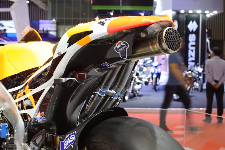 4 xi-lanh của chiếc xe dẫn khí thải qua hệ thống xả với kết cấu 4-to-2, với pô không giảm thanh của Termignoni. Một ống xả sẽ được đặt bên trái RC213V, trong khi ống còn lại nằm dưới đuôi xe.