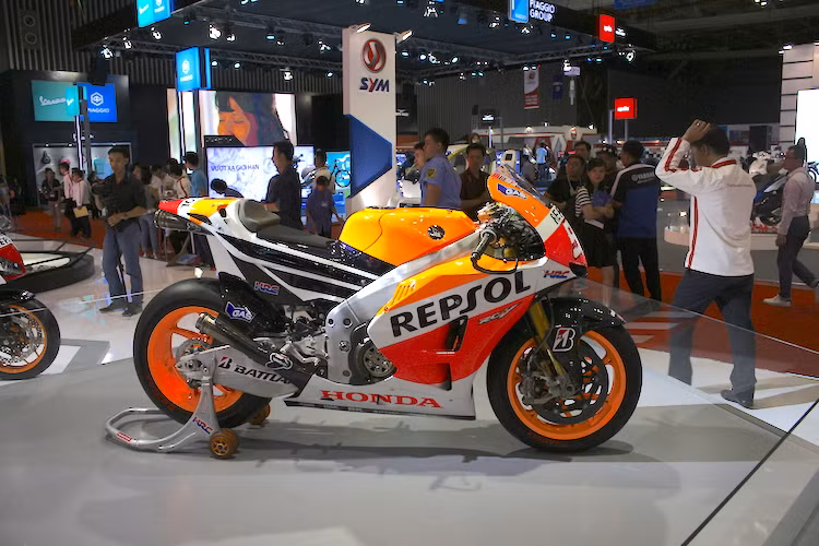 RC213V có chiều dài 2052 mét, rộng 645 mm và cao 1110 mm. Có kích thước lớn nhưng nhờ sử dụng các vật liệu siêu nhẹ, siêu bền như hợp kim nhôm, magie, sợi carbon... nên trọng lượng của chiếc xe chỉ hơn 160 kg.