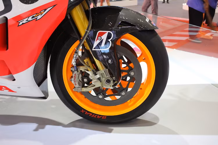 Là một mẫu xe đua thuộc hàng "top" Thế giới, không ngạc nhiên khi RC213V sở hữu những công nghệ và phụ tùng hiện đại nhất. Một số "điển hình" bao gồm cặp đĩa phanh gốm-carbon, heo Brembo monobloc, phuộc Ohlins điều khiển điện tử...