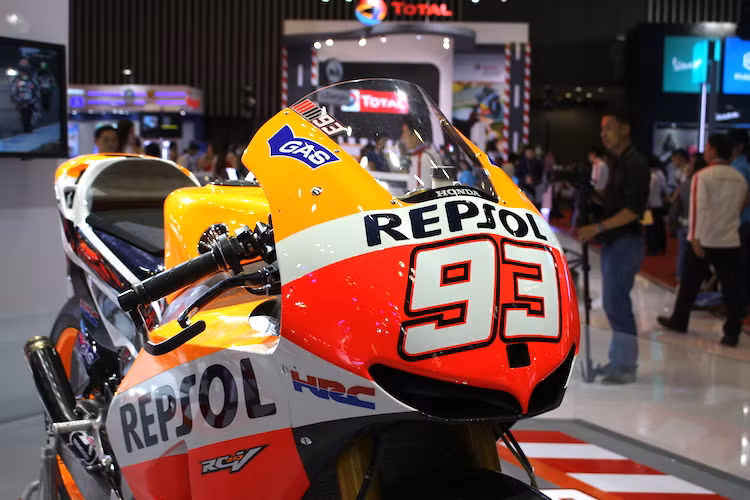 Cùng với RC213V, Honda đã có một mùa giải MotoGP 2015 tương đối thành công, với 2 tay đua Marc Marquez và Dani Pedrosa thi đấu cho đội Repsol Honda. Chiếc RC213V được Honda trưng bày tại triển lãm xe máy Việt Nam 2016 có số 93, như vậy nó được điều khiển bởi tay đua trẻ Marc Marquez.