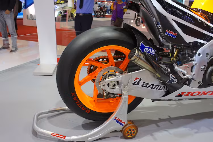 RC213V được trang bị cặp vành magie Marchesini Genesi 17 inch, kèm theo lốp trơn Bridgestone Battlax để tạo độ bám đường tối đa trên đường nhựa khô ráo. Không giống như xe ôtô, nếu thời tiết bất ngờ đổ mưa, các tay đua MotoGP sẽ nhanh chóng chạy vào đường pit để chuyển sang chiếc xe dự phòng lắp lốp có gai đã được đội đua chuẩn bị trước.