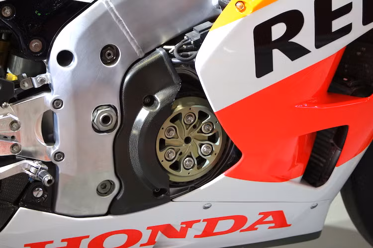 Xe được trang bị động cơ V4 1000 cc DOHC làm mát bằng dung dịch, ly hợp khô, có công suất hơn 230 mã lực.