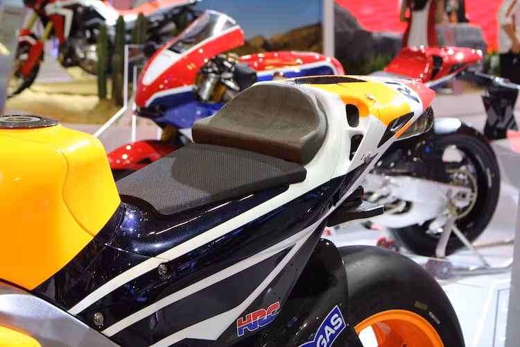 Để giảm trọng lượng xuống tối đa, yên xe cũng được tối giản chỉ còn những tấm đệm xốp.