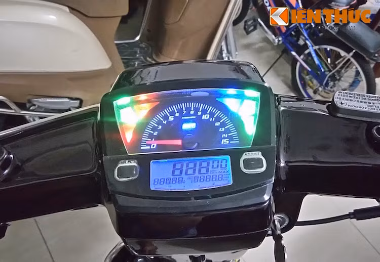 Bộ đồng hồ nguyên bản của Dream đã được thay thế bằng đồng hồ điện tử UMA Racing được thiết kế riêng cho dòng xe, với đầy đủ tính năng như đồng hồ của các mẫu xe phân khối lớn.