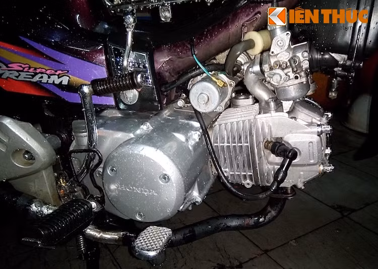 Phần "nội công" của chiếc Super Dream này đã được nâng dung tích xi-lanh từ 100 lên thành 125 cc bằng cách sử dụng full bộ hơi, tay biên và quả piston từ Honda Future 125.