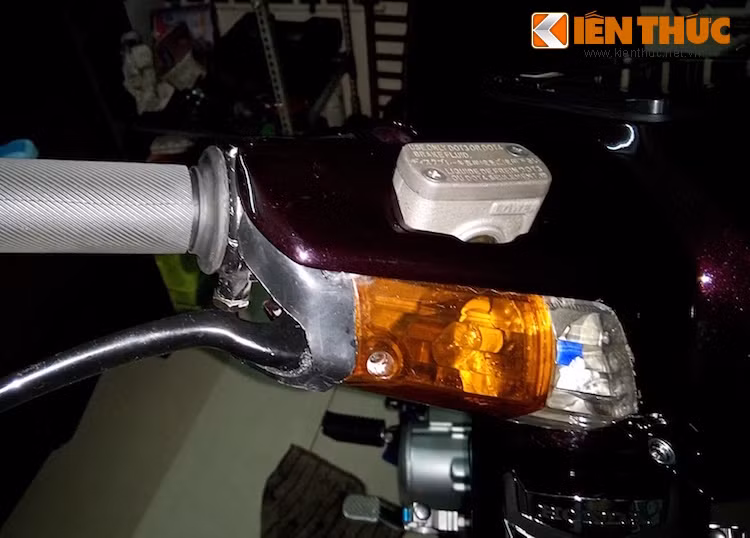 Để có thể gắn được phanh đĩa, phần đầu của chiếc xe đã phải khoét lỗ để lắp bình dầu. Cách độ bình dầu này không ưu việt bằng sử dụng tổng pen từ Honda Vision, với kích thước gọn gàng có thể giấu ở cổ xe và không yêu cầu khải "chế cháo" dàn đầu.