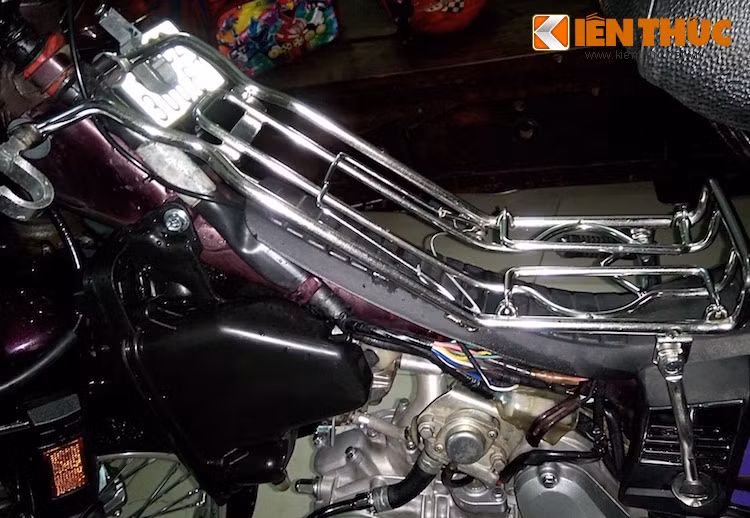 Ở phía trên khung xe cũng được gắn baga giữa 10 ly quen thuộc trên những mẫu xe kiểng.