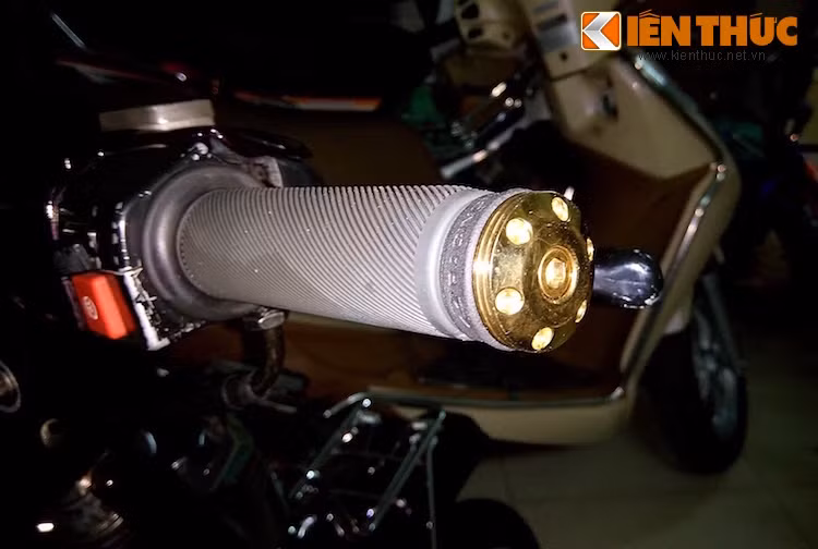 2 bên tay nắm của xe đã được thay bằng cặp tay cao su từ Racing Boy, kèm gù nhôm nổi bật hơn.
