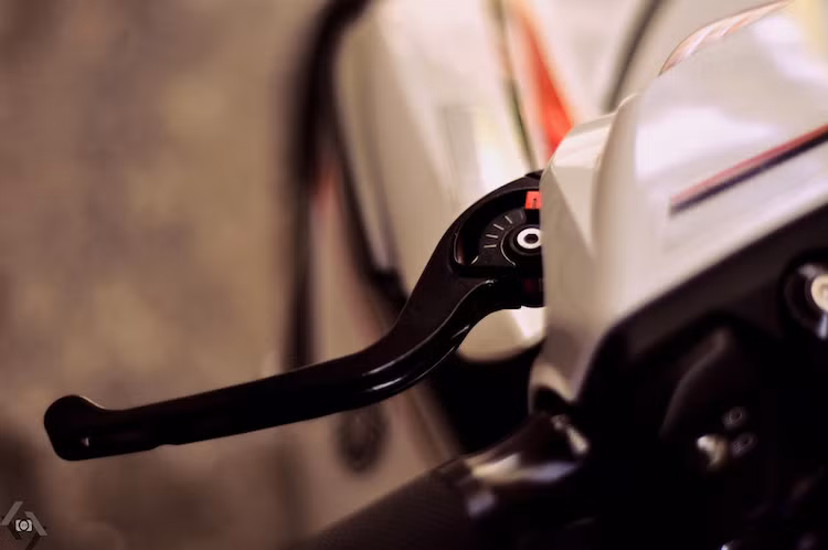 Trong khi đó, tay côn/phanh và bao tay nắm đã được thay bằng loại của hãng Rizoma - một hãng đồ chơi xe máy có tiếng của Ý.