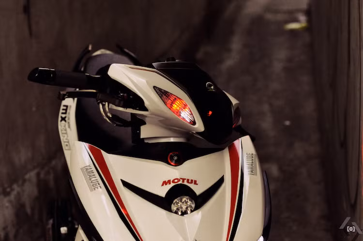 Ở phía trước, toàn bộ phần đầu kèm đèn pha của Exciter 150 đã được thay bằng đầu với thiết kế "ngầu" hơn của Yamaha Luvias, nhưng không có đèn pha.