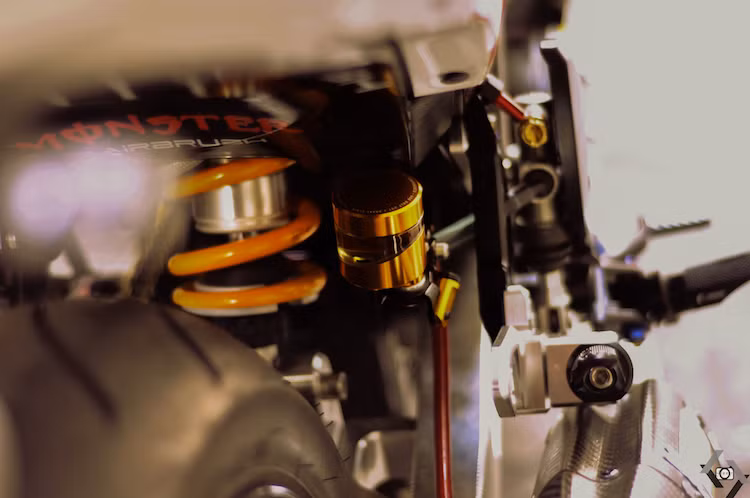 Ở phía sau, chiếc xe cũng có bình dầu của Rizoma.