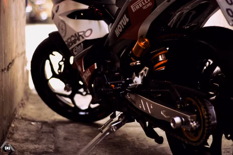 Toàn bộ các chi tiết như dàn để chân, gắp sau và chân chống đã được thay bằng loại nhôm CNC.