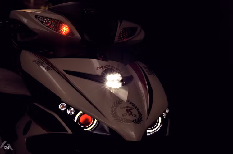 Để thay thế cho đèn pha của xe, một đèn LED đã được giấu khéo léo phía sau mặt nạ trước. Cặp đèn tín hiệu cũng đã được độ LED gương cầu kèm các vòng sáng phong cách BMW đầy nghệ thuật.