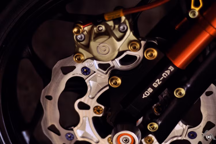 "Dàn chân" của chiếc xe cũng được chú trọng với mâm Asio 5 cây chữ Y. Ở phía trước, chiếc xe còn có thêm đĩa Galfer, heo Brembo 2 pis đối xứng và phuộc Racing Boy.